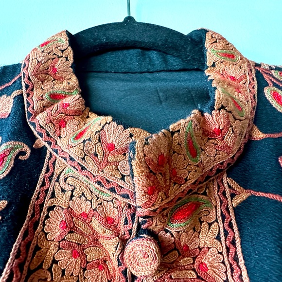 Vintage Sophisticated Mandarin Collar Wool Hand Embroidered Sherwani - Picture 3 of 5